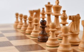 Uralni a mezőnyt: Hogyan befolyásolják a sakk stratégiák a futballt