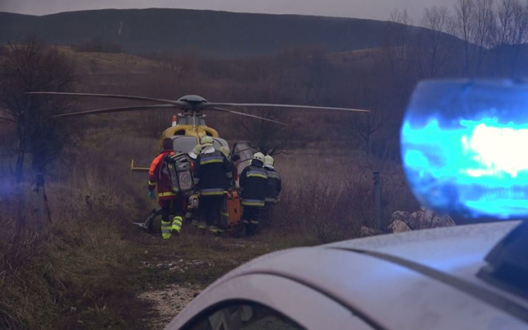 Mentőhelikopter Leányváron – kamion és kisteher ütközött