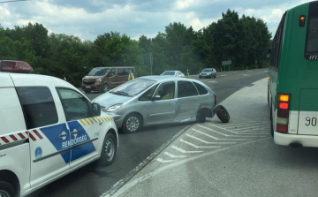 Megint baleset történt a Suzuki és a kesztölci út kereszteződésében