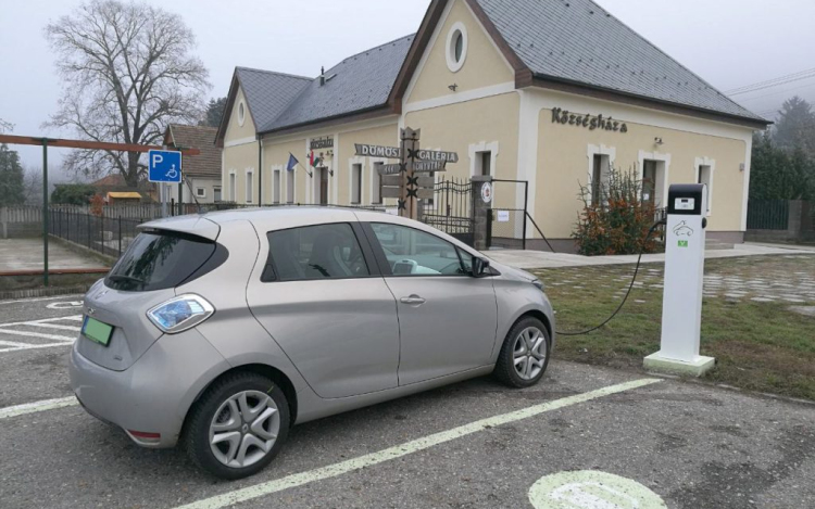 Dömösön már van elektromos autó töltő!