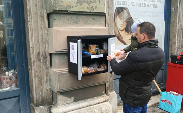 Jószívű esztergomiak segítsünk! - Ételt adok-Ételt kapok doboz a főtéren