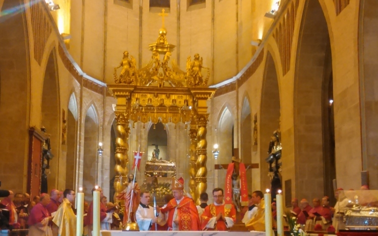 Esztergom együtt ünnepelte a szenté avatott II. János Pál pápát Gnieznoval