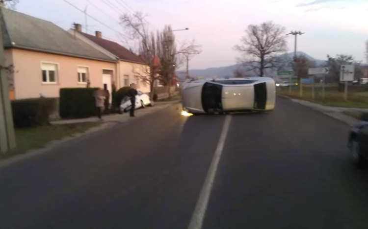 Újabb baleset – Táton is felborult egy kocsi