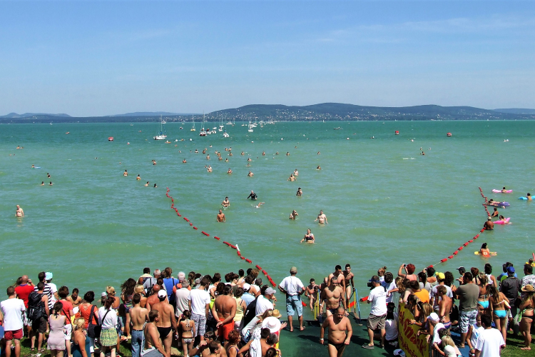 Elhalasztották a hétvégi Balaton-átúszást