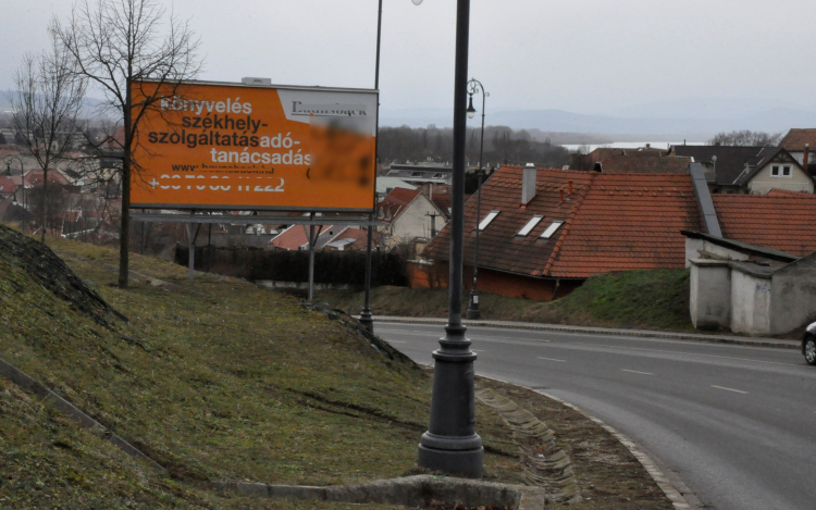 Sorra rongálják Esztergom óriásplakátjait – Már nyomoz a rendőrség