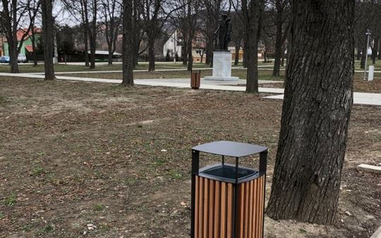 Napokon belül készek a padok és a biciklitárolók a Csalamádéban