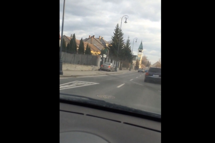 Így csapódott villanyoszlopnak egy autó a Petőfi úton – VIDEÓ