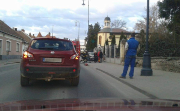 Villanyoszlopnak csapódott egy autó a Petőfi úton