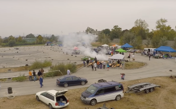 Gumifüstölés, versenyautók és jótékonyság - LÉGI VIDEÓ