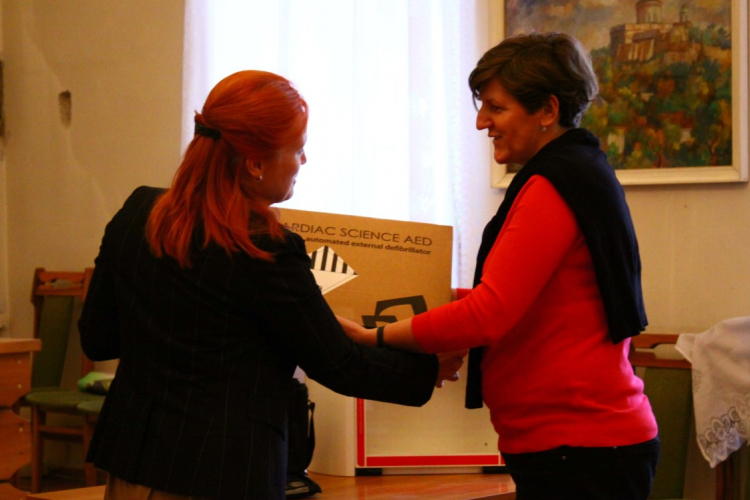 Újabb defibrillátorokat kapott ajándékba Esztergom