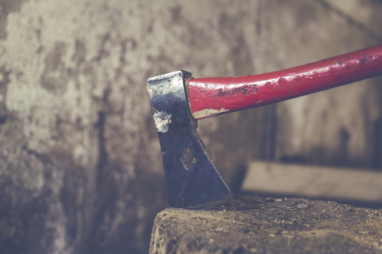 Baltával agyonverte, majd felgyújtotta élettársát