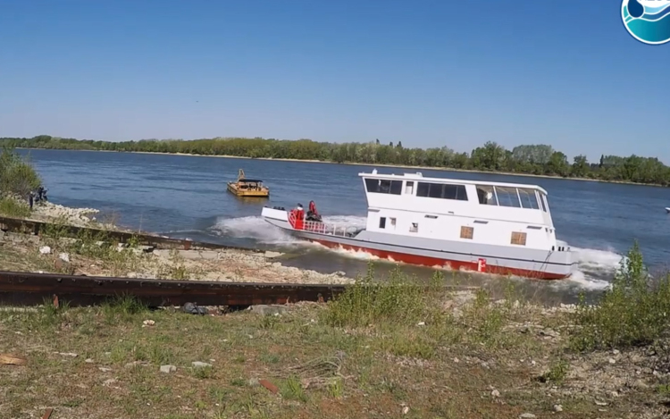 Így bocsátottak egy új kitűzőhajót a vízre Nyergesnél - VIDEÓ