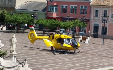Mentőhelikopter szállt le a Széchenyi téren