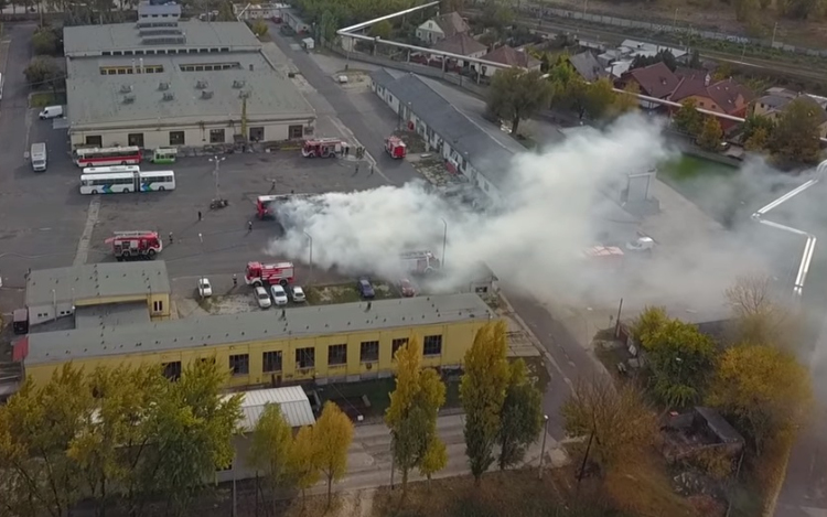 Két busz is lángolt a dorogi telepen – LÉGI VIDEÓ