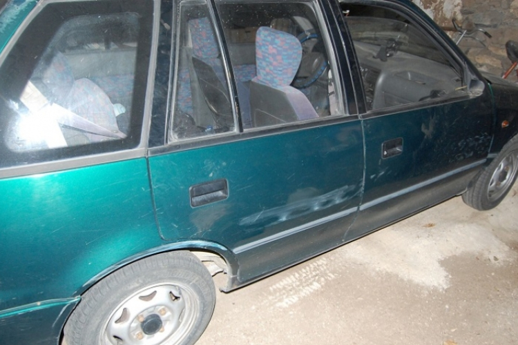 Elkötötte ismerőse kocsiját, rallizott vele, majd összetörte