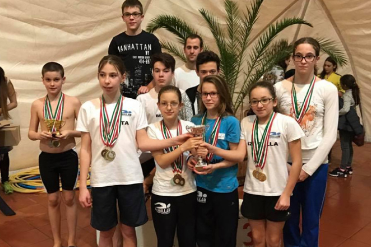 Új-Hullámos sikerek a megyei úszó körversenyen