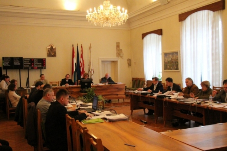 Napirenden: visszavett iskolák, maraton, kikötő