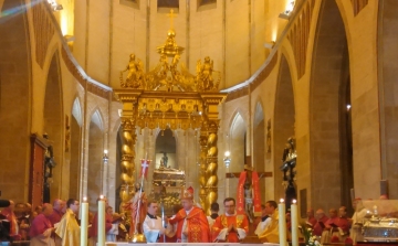 Esztergom együtt ünnepelte a szenté avatott II. János Pál pápát Gnieznoval