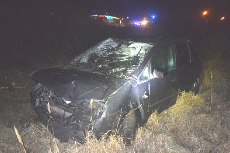 Ketten is megsérültek a 10-es úton egy balesetben