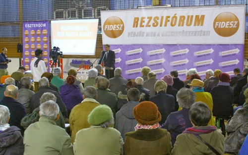 A választás tétje a családi terhek további csökkentése - rezsifórum Esztergomban