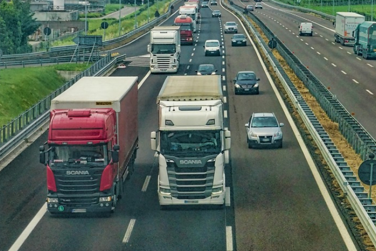 Nemzetközi fuvarozást vállaltak a csalók, több száz milliót zsákmányoltak