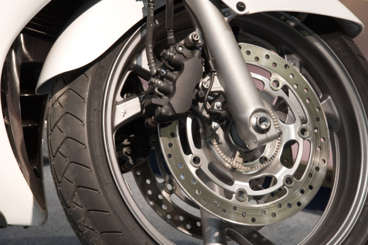 Inkább elesett, hogy elkerülje az ütközést az esztergomi motoros