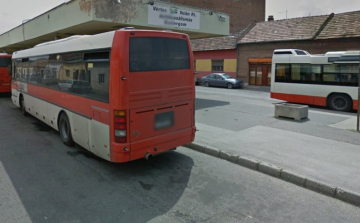 Bíróság előtt a buszvégen dühöngő férfi