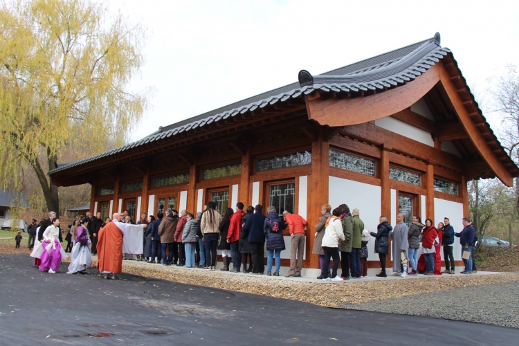 Zen buddhista templomot avattak Búbánatvölgyben