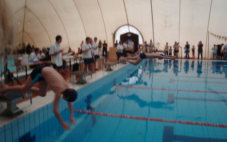 Debütáló úszókupa Dorogon a térség fiatal úszóinak