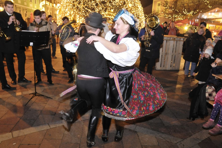 Harmadik gyertyagyújtás meglepetéskoncerttel – Este Tóth Gabi koncert – FOTÓK - VIDEÓ 