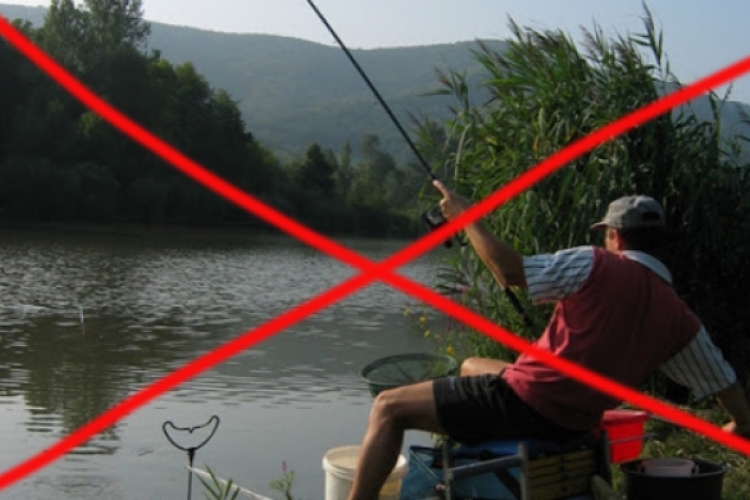 Tilos horgászni és kirándulni a Kerek-tónál