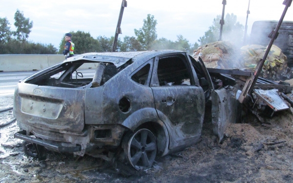 Így égett ki a kocsi az M1-esen – személygépkocsi és egy tehergépkocsi ütközött - VIDEÓ