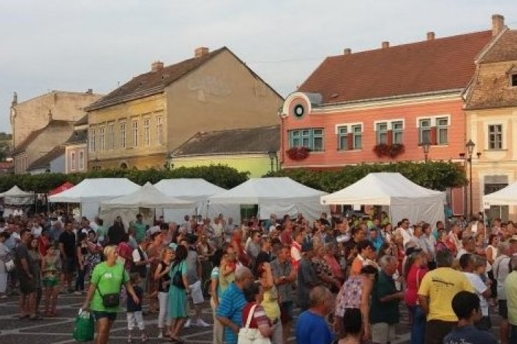 Sztárvendég, koncertek és egészségügyi szűrések a Széchenyi téren