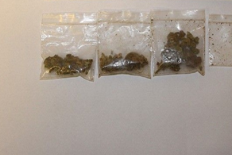 Szemétben turkált két fiú a kidobott droguk miatt Esztergomban