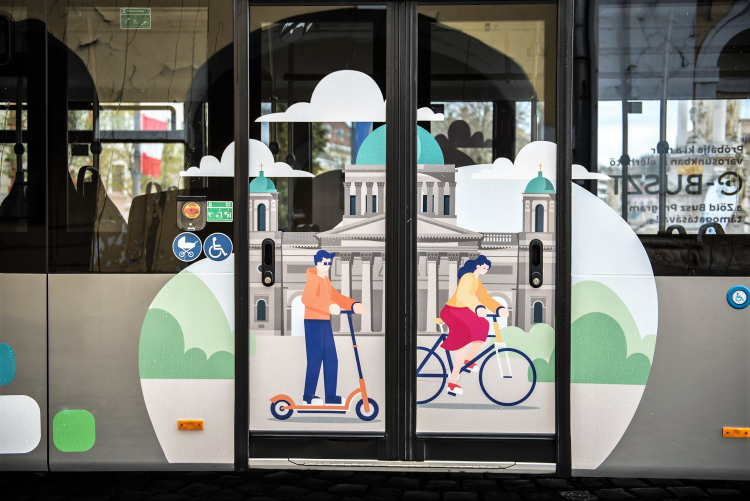 Ha még nem tudta volna… Többszörösen díjnyertes busz kanyarog Esztergom utcáin.