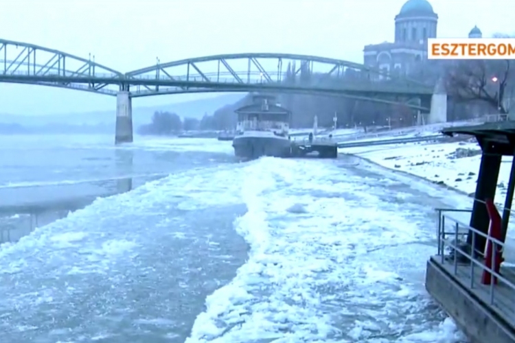 Elindult az ország legnagyobb jégtörő hajója Esztergomból - VIDEÓ