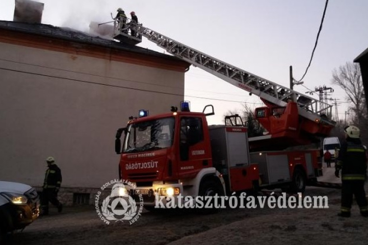 Újabb lakástűz - 19 lakónak kellett elhagynia otthonát Lábatlanon