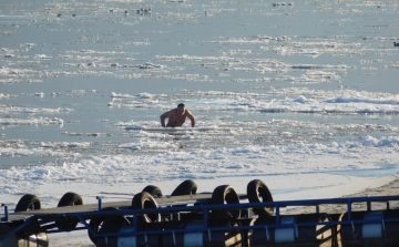 Úgy, úszkáltak a jeges Dunában Esztergomnál és Nagymarosnál, mintha wellness lenne - FOTÓK