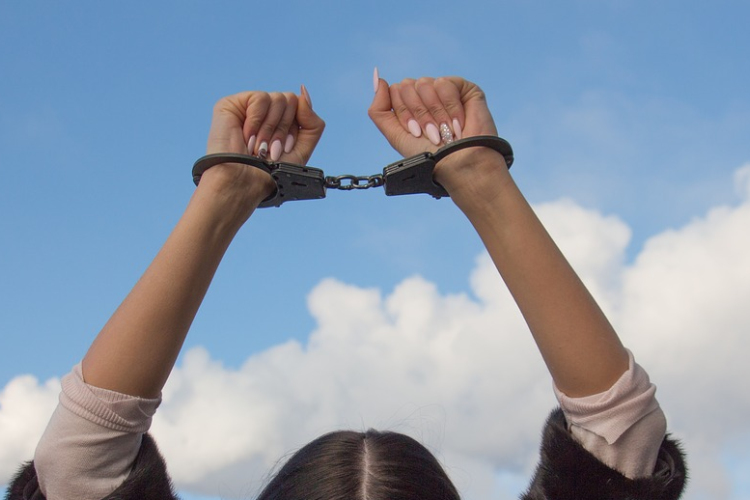 Továbbra is rács mögött maradhat az 50 millió forintnyi cigit csempésző nő