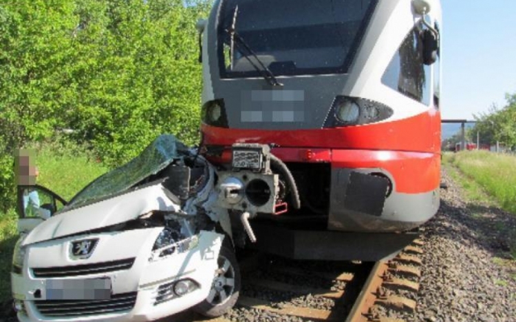 Csúnya látvány: vonat és autó ütközött Tatabányán - ketten sérültek – FOTÓK és VIDEÓ