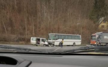 Buszbaleset történt Tokod után