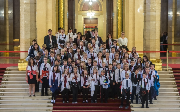 Mindszenty-s diákok jártak a Parlamentben
