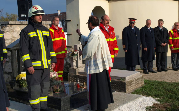 Felavatták a hős esztergomi tűzoltó síremlékét Dorogon