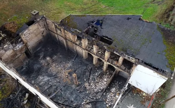 Ennyi maradt a 47-es dokkból a tűz után - LÉGI VIDEÓ