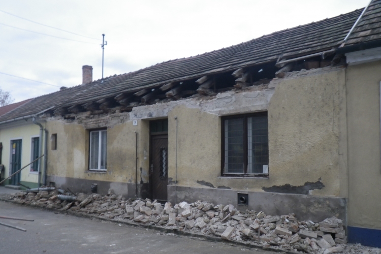 Lakatlan ház teteje omlott az útra Esztergomban