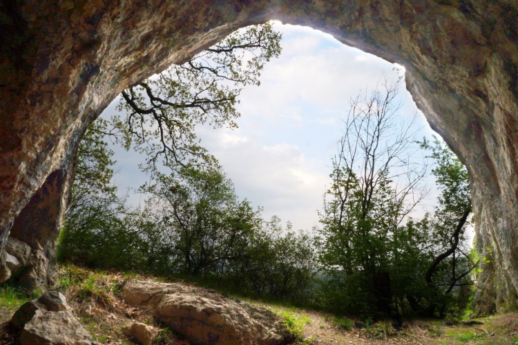 Turistautat terveznek a pilisi ősember barlangjához