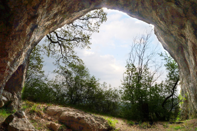 Turistautat terveznek a pilisi ősember barlangjához