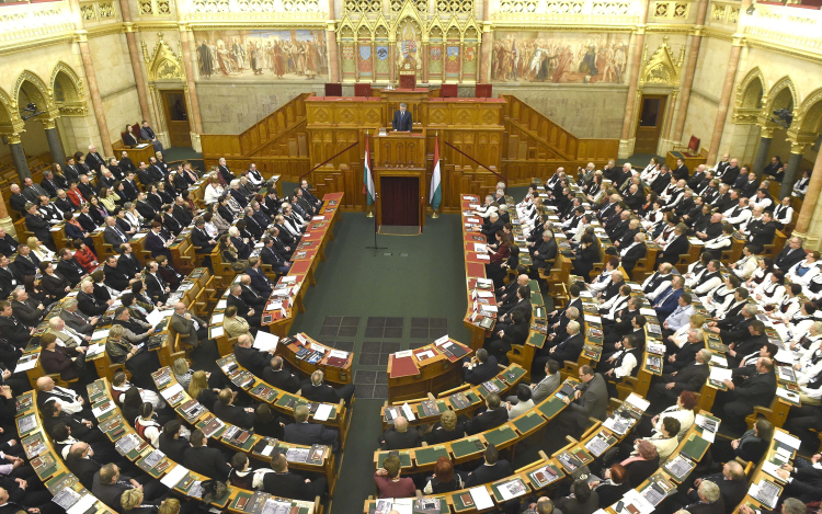 Ötnapos ülésbe kezd a Parlament