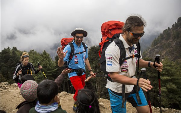 Útban az Everest csúcsa felé az egykori esztergomi főiskolás - FOTÓK