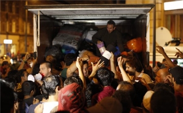 Illegális bevándorlás - Több ezren vannak a Keleti pályaudvarnál
